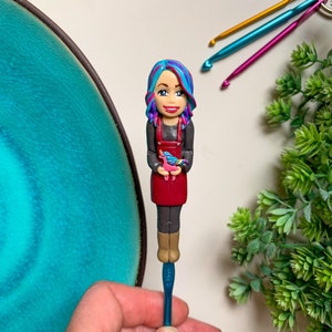 Personalized crochet hook, Women figurine Fun Polymer clay hook, Christmas crochet gift, Crochet tools, Handmade crocheting original gift