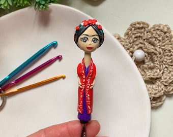 Frida Kahlo Crochet Hook, Original handgefertigte Polymer Clay Kunst Figur auf Häkelnadel