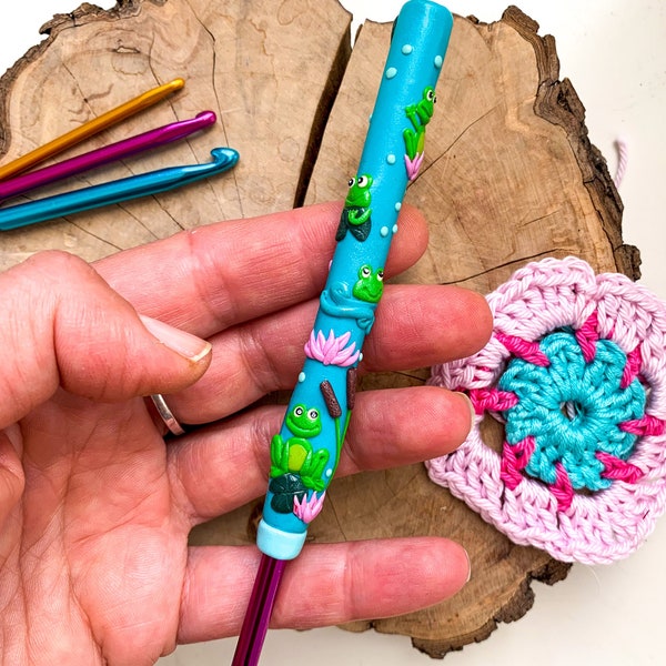 Little frogs crochet hook, Frogs Polymer clay hook, Frog design, Unique crochet gift, Crochet tools, Polymer clay handmade crochet hook