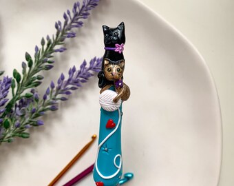 2 cats custom crochet hook, Ergonomic arthritis friendly hook, Any Cat breed figurine Polymer clay covered hook, Pet Keepsake crochet gift