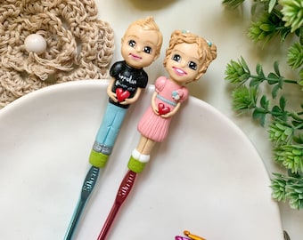 2 personalisierte Häkelnadel, Figurines Polymer Clay Häkelnadel, Häkelgeschenk für Bruder und Schwester Andenken, handgemachte Häkelnadel Versorgung
