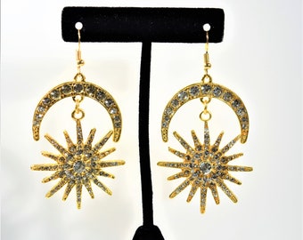 Örhängen med kristall och strass, guldfärgad halvmåne