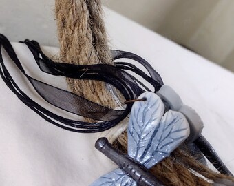 Compinche de Charlie, Colgante de libélula de arcilla polimérica hecho a mano con collar de cinta Exquisito: Fusión artística de belleza y durabilidad