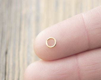 Zeer kleine minimalistische hoepel oorbellen in goud gevulde dunne sleeper oorbellen, hypoallergene Helix, tragus, kraakbeen hoepel gouden lip ring,