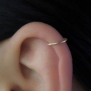 Piccoli orecchini a polsino con elica in oro, orecchini a polsino in argento senza piercing, finto piercing all'elica, orecchini a polsino in argento sterling, orecchini a polsino doppio riempiti d'oro
