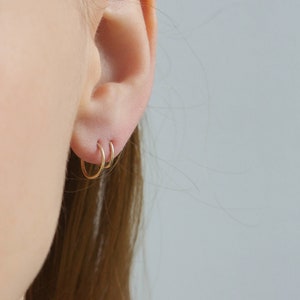 Very tiny Minimalist Hoop Earrings in Gold-Filled thin Sleeper Earrings, Hypoallergenic Helix, Tragus, Cartilage Hoop Gold Lip Ring, zdjęcie 9