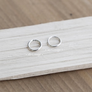 Orecchini a cerchio molto piccoli fatti a mano, orecchini in argento sterling da 4 mm, orecchini a cerchio continuo da 5 mm in argento sterling, piccolo piercing in filo metallico