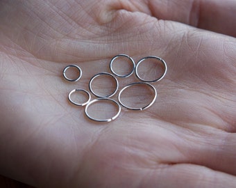 Minuscules cerceaux de boucles d’oreilles faits à la main en argent sterling