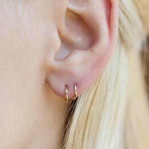 Very tiny Minimalist Hoop Earrings in Gold-Filled thin Sleeper Earrings, Hypoallergenic Helix, Tragus, Cartilage Hoop Gold Lip Ring, zdjęcie 5