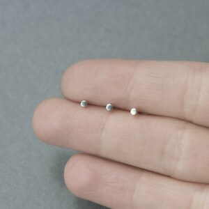 Clous d'oreilles minimaux en argent à petits pois, mini clous en argent, cadeaux pour petite amie, cadeaux pour l'obtention du diplôme