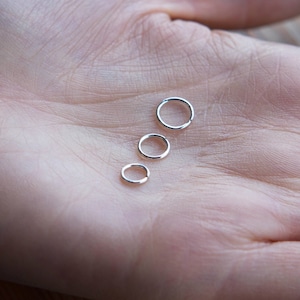 Orecchini a cerchio molto piccoli fatti a mano, orecchini da 4 mm, anello al naso in argento sterling con cerchio continuo da 5 mm