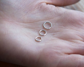 Sehr kleine Mini Ohrringe Handarbeit, 4mm Ohrringe, 5mm Continuous Hoop Sterling Silber