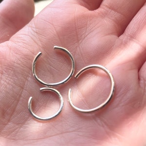 Polsino regolabile spesso e minimalista in argento