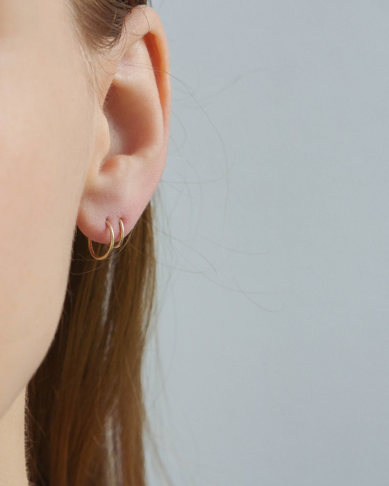 Very tiny Minimalist Hoop Earrings in Gold-Filled thin Sleeper Earrings, Hypoallergenic Helix, Tragus, Cartilage Hoop Gold Lip Ring, zdjęcie 9