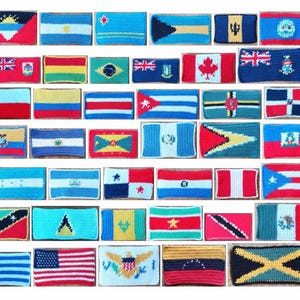 Könnte beinhalten: Eine Sammlung gehäkelter Flaggenaufnäher, die jeweils ein anderes Land repräsentieren. Die Flaggen weisen verschiedene Farben und Designs auf, darunter Sterne, Streifen und Embleme. Die Aufnäher sind rechteckig und in einem Raster angeordnet.