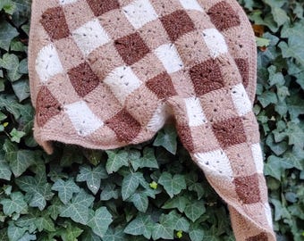 Crochet Pattern: Triangle Gingham Wool Shawl made of Simple Granny Squares (PDF Pattern)