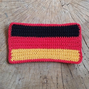 Puede incluir: Un letrero de madera rústica con el texto "Welcome to our home" en letras blancas. El letrero presenta un acabado envejecido y un diseño simple y acogedor, ideal para un porche o entrada.