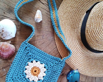 Crochet pattern PDF: Daisy Swing Bag, made of two floral Granny Squares for all little summer essentials