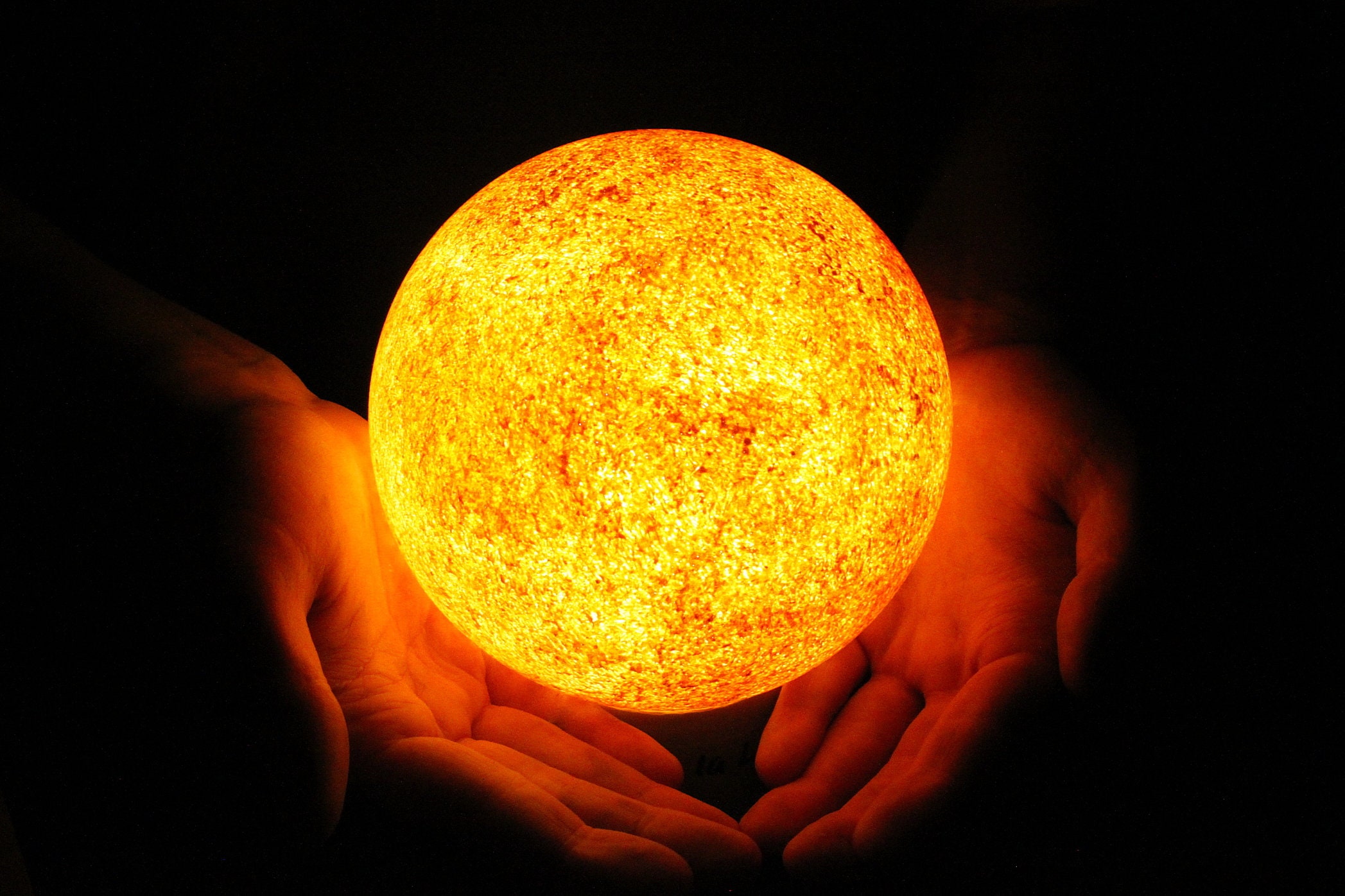 Блики на воде. Лучи золотые вектор. Золотой фон с золотыми лучами. Солнце светит. Крест и солнце светит.