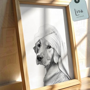 Könnte beinhalten: Eine Schwarzweiß-Bleistiftzeichnung eines Golden Retrievers, der ein Handtuch auf dem Kopf trägt. Die Zeichnung ist in einem hellen Holzrahmen gerahmt. Das Bild enthält den Text "Lisa, Lisa's Artwork".