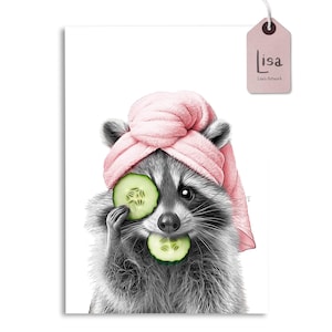 Puede incluir: Un mapache con una toalla rosa envuelta alrededor de su cabeza, sosteniendo una rodaja de pepino frente a cada ojo. El mapache está mirando directamente al espectador.