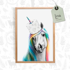 Könnte beinhalten: Ein weißes Einhorn mit einer Regenbogenmähne und einem Regenbogen-Schwanz, das einen Toilettenpapier-Rollen als Hut trägt. Das Einhorn schaut direkt auf den Betrachter. Der Hintergrund ist weiß.