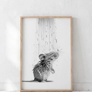 Könnte beinhalten: Schwarz-Weiß-Druck eines Maus unter der Dusche. Die Maus ist nass und blickt nach oben, Wassertropfen fallen um sie herum. Das Kunstwerk befindet sich in einem Holzrahmen, ideal für das Badezimmer.