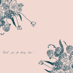 Puede incluir: Un fondo rosa claro con un dise&ntilde;o floral en tinta azul oscuro. Las flores est&aacute;n dispuestas en dos grupos, uno en cada esquina de la imagen. El texto "&iexcl;Gracias por estar aqu&iacute;!" est&aacute; escrito en cursiva en el centro de la imagen.