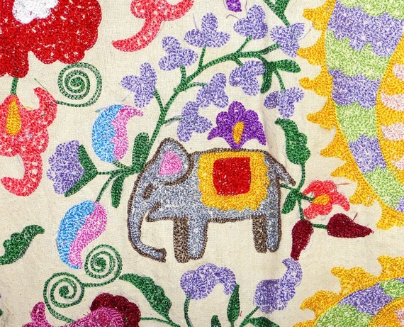 Original ouzbek broderie Animal éléphants Suzani d’ameublement tissu pour vêtements d’ameublement Suzani de métrage par mètre de soie 5461e7 Original ouzbek broderie Animal éléphants Suzani d’ameublement tissu pour vêtements d’ameublement Suzani de métrage par mètre de soie 5461e7