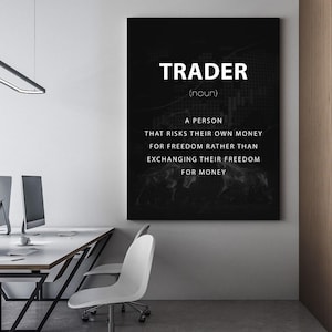 Può includere: Una stampa artistica da parete rettangolare con sfondo nero e testo bianco che recita: TRADER (noun) A PERSON THAT RISKS THEIR OWN MONEY FOR FREEDOM RATHER THAN EXCHANGING THEIR FREEDOM FOR MONEY. Il design include grafiche sfumate di un toro e un orso.