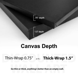 K&ouml;nnte beinhalten: Nahaufnahme von zwei schwarzen Leinwandrahmen, die die Tiefenoptionen f&uuml;r einen Leinwanddruck zeigen. Der Text lautet "Canvas Depth" mit den Optionen "Thin-Wrap 0.75" oder "Thick-Wrap 1.5". Der Text darunter lautet "Go thin or thick, anything's better than an empty wall."