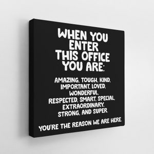 Puede incluir: Un póster motivacional en blanco y negro con el texto "Cuando entras en esta oficina eres: increíble, duro, amable, importante, querido, maravilloso, respetado, inteligente, especial, extraordinario, fuerte y súper. Eres la razón por la que estamos aquí."