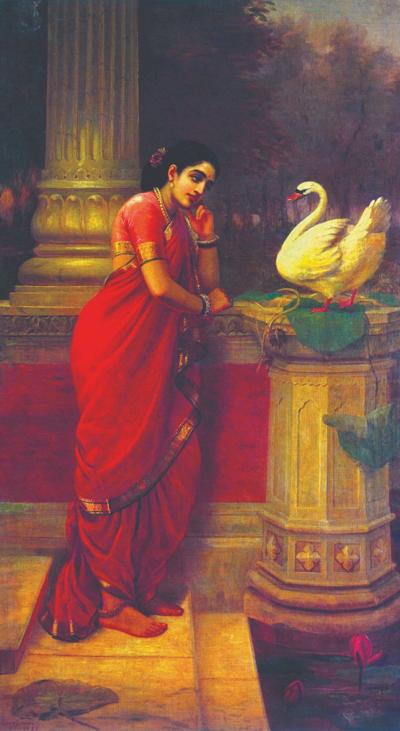 Peut inclure: Une femme en sari rouge se tient pr&egrave;s d'un pilier, regardant un cygne blanc sur un n&eacute;nuphar vert. Le cygne est sur un pi&eacute;destal en pierre avec un motif sculpt&eacute;. La femme porte des bijoux et a une fleur dans les cheveux.