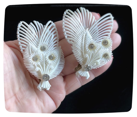 Vintage 1950s Feather-lite earrings, White Daisy … - image 5