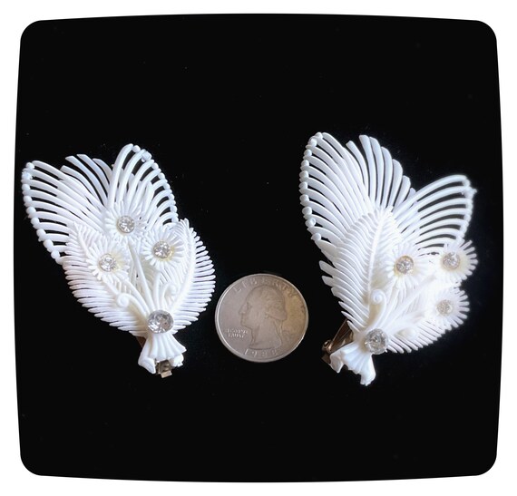 Vintage 1950s Feather-lite earrings, White Daisy … - image 3