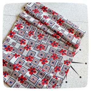 Tela divertida y elegante MOD de los años 60 y 70 con estampado de cuadros azules y margaritas rojas de mediados de siglo, mezcla de lino beige de peso medio, cortada a medida