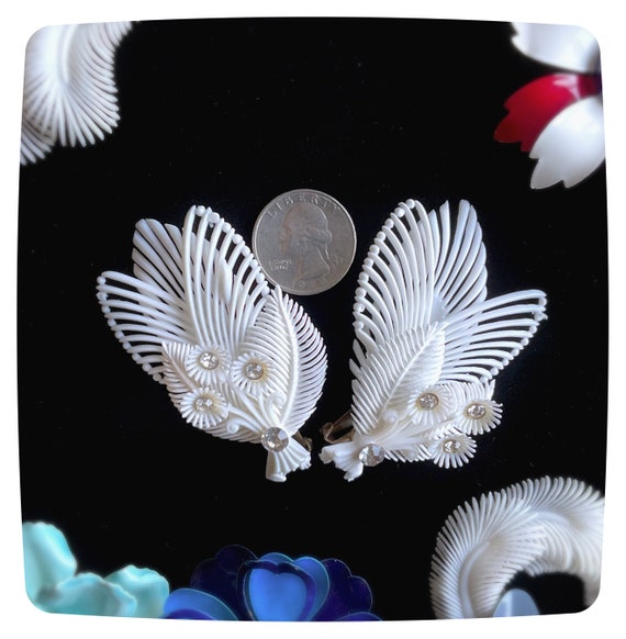 Vintage 1950s Feather-lite earrings, White Daisy … - image 2