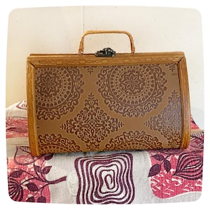 Cartera hawaiana de madera con diseño de mandala de los años 40, estilo luau tiki, madera de sauce tallada estilo bohemio, caja rústica de bambú, asa de ratán, núcleo de cabaña vintage