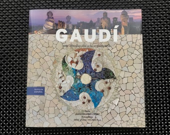 Gaudí Architecture Book: Spanish Edition, Color Photos (2001)