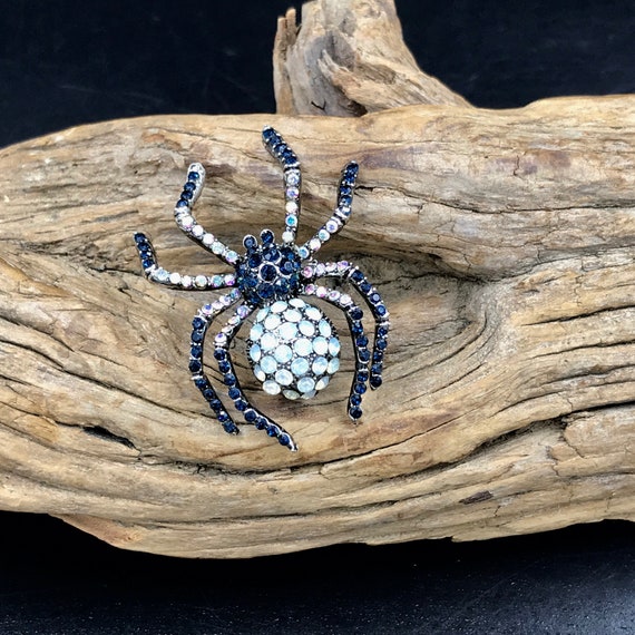 Striking Silver Tone and Diamanté Spider Brooch. 