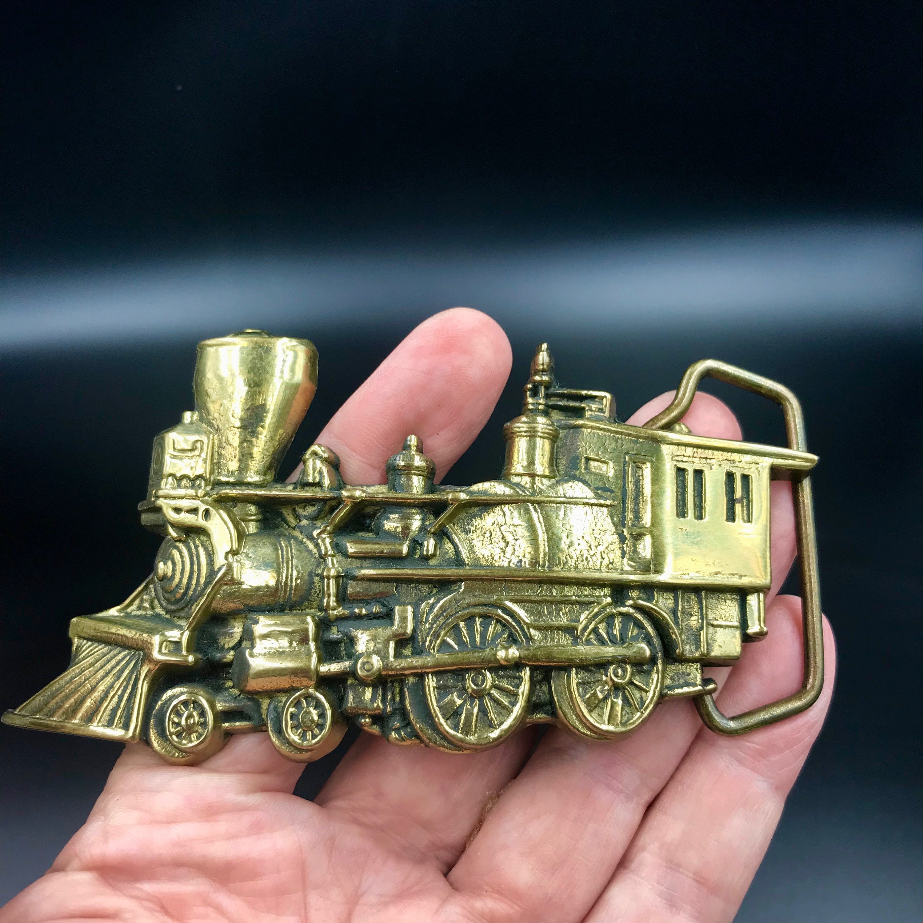 CLASSIC BELT BUCKLE RAILROAD TRAIN CAR CABOOSE ENGINEER CHESSLE GOLD TONE  BB6