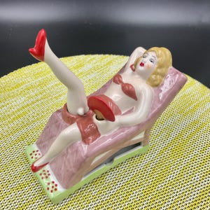 NICE VTG Risqué Pinup Girl Naughty Nodder Ceramic Ashtray with Nodding Leg & Fan, Naughty Nodder, Naughty Nodder Ashtray