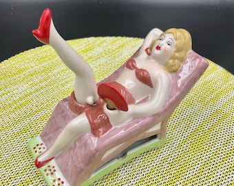 50s USA製 Pinup Girl Vintage Art Ashtray Vintage Pinup Girl Ceramic Ashtray, Naughty Nodder With Nodding
