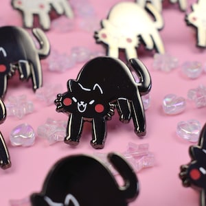 Geschrokken kat! Emaille pin | 1,5&quot; hoog | Zwart geverfd email | Leuke Halloween-speld zwarte kat
