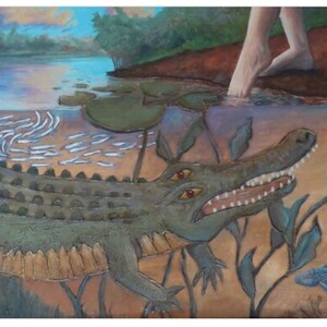 Könnte beinhalten: Ein Gemälde zeigt ein grünes Alligator mit offenem Maul, das scharfe Zähne zeigt. Das Alligator befindet sich in einem sumpfigen Gebiet mit grünen Pflanzen und einem blauen Gewässer. Ein menschlicher Fuß tritt ins Wasser, in der Nähe des Kopfes des Alligators.