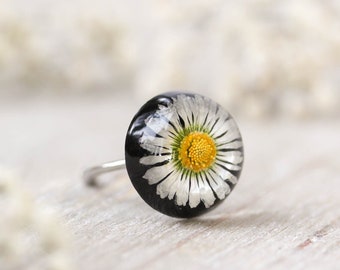 Real daisy ring, Daisy resin ring, White flower jewelry, Adjustable flower ring, Pressed daisy jewelry, Black resin ring, Gifts for sister