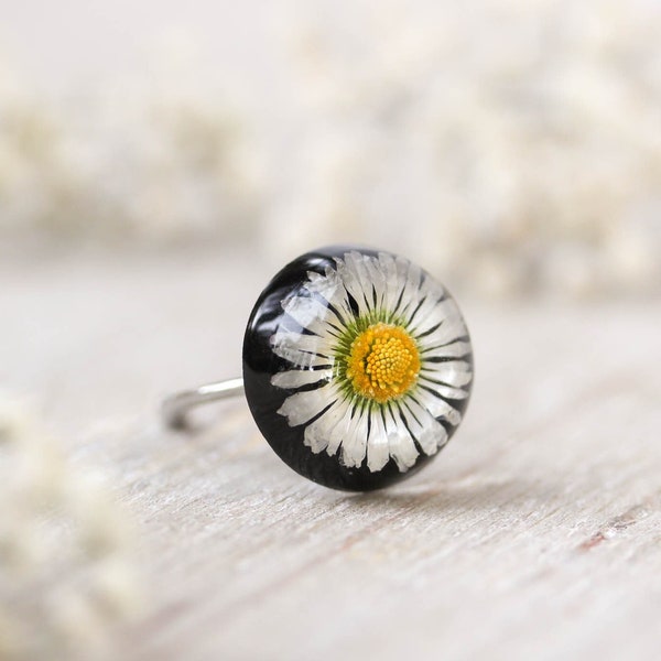 Bague marguerite véritable, bague en résine marguerite, bijoux fleurs blanches, bague fleur réglable, bijoux marguerites pressées, bague en résine noire, cadeaux pour soeur