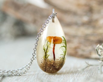 Mushroom necklace pendant, Woodland inspired necklace, Mushroom terrarium jewelry in resin, Real moss necklace, Forest necklace jewelry