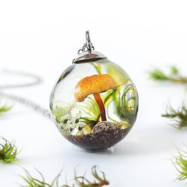 Nature inspired necklace with real mushroom in resin, Magic forest necklace with plants and flowers, Botanical garden gifts for her or him