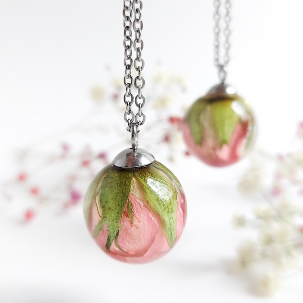 Collier de roses séchées, collier de fleurs Dainty, cadeau d'anniversaire unique pour la meilleure amie femme, collier de fleurs roses, collier pendentif mignon femmes